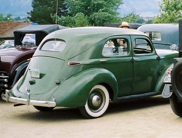 1939 Overland Sedan Model 39 - America