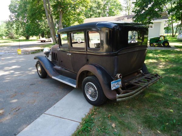 1930 Willys Deluxe sedan Model 98B (Unrestored) - America